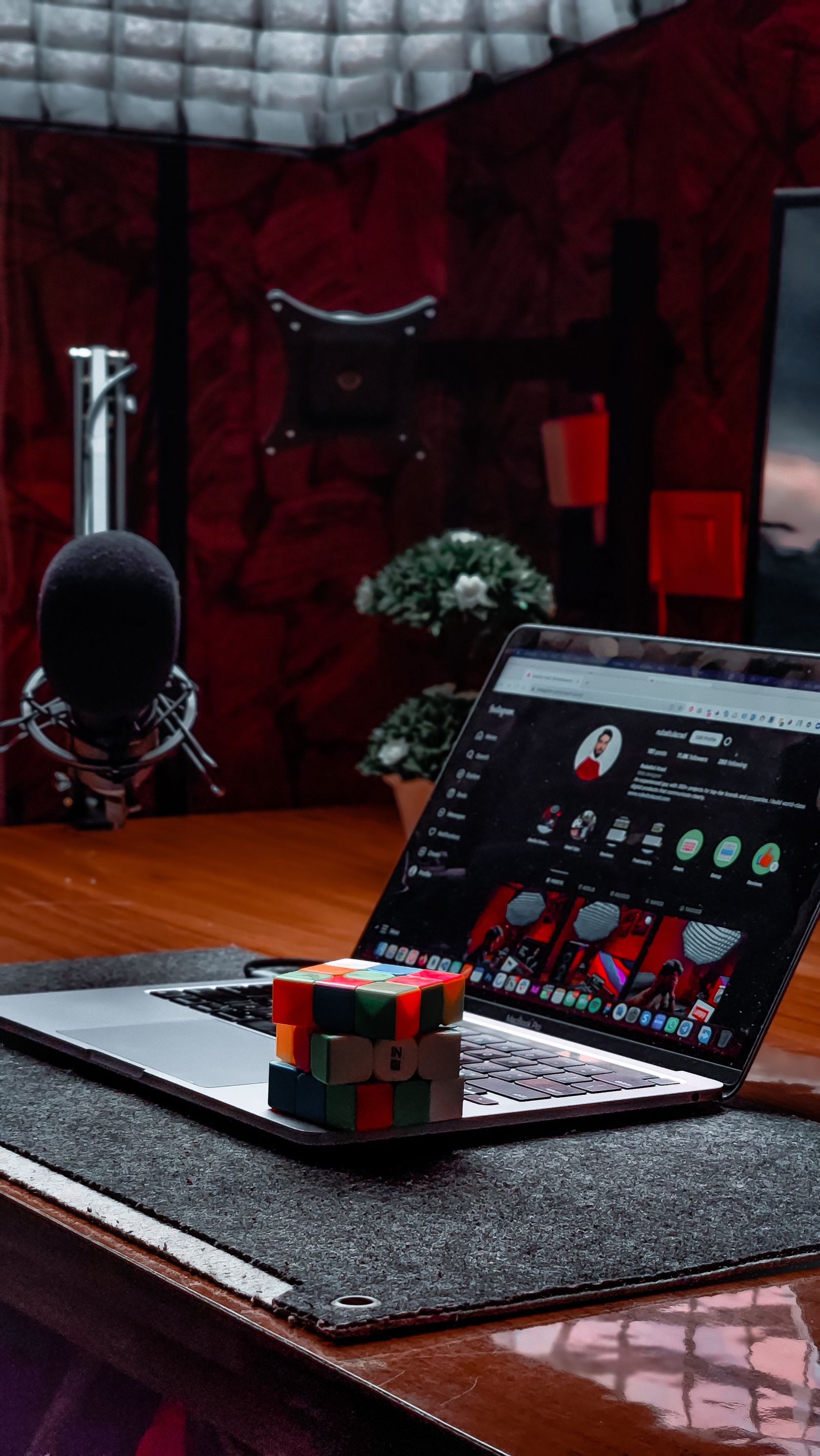 Sala de gravação da Norte Take com microfones posicionados para podcast
